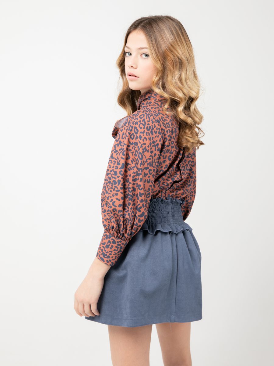 Conjunto camisa animal print y falda antelina azul - Imagen 3