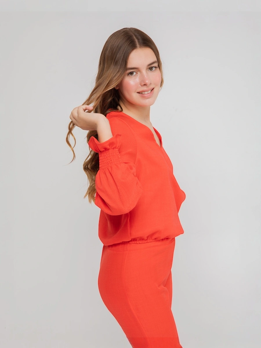 Conjunto rojo camisa cruzada manga larga puño engomado y pantalón flare - Imagen 2